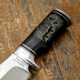 The handle showcases a beautifully detailed bear family scene, making the knife both a practical field companion and a distinctive collector’s piece.
